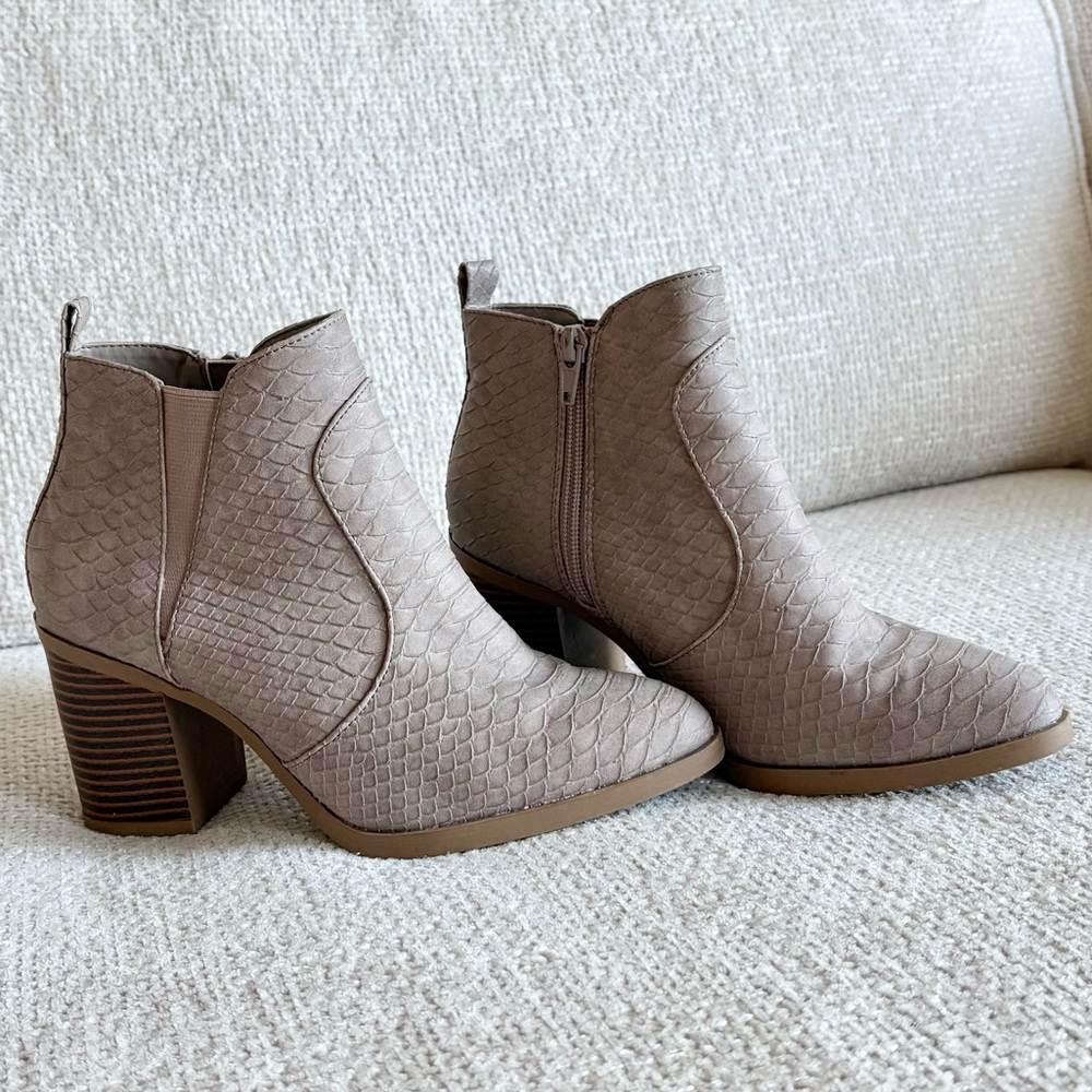 Alter’d State Women’s Textured Taupe Ankle Boots